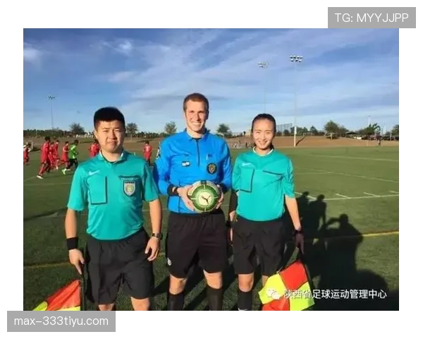 足球规则中合法冲撞的判定标准与裁判执行细则解析